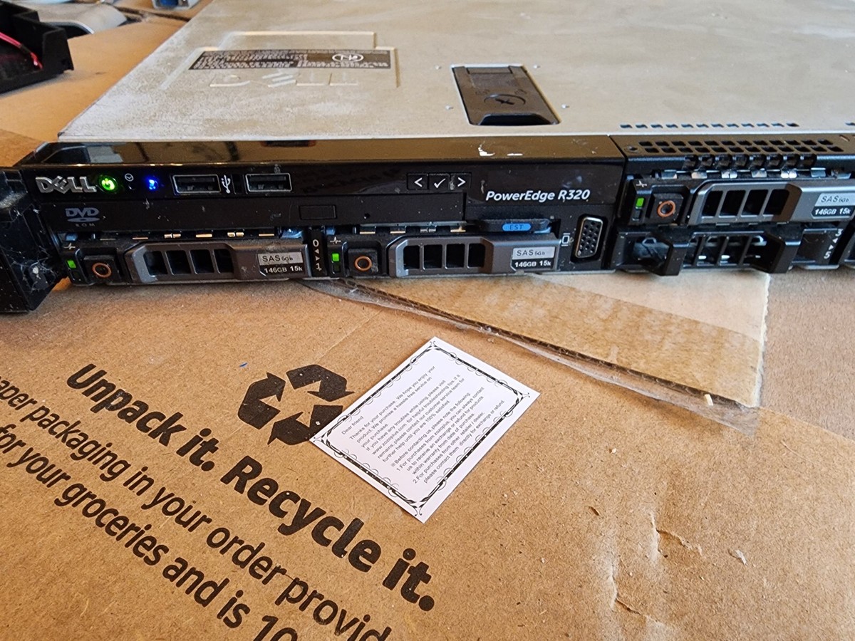 Dell PowerEdge R320 サーバー r320-bezel__93377.1668446147.