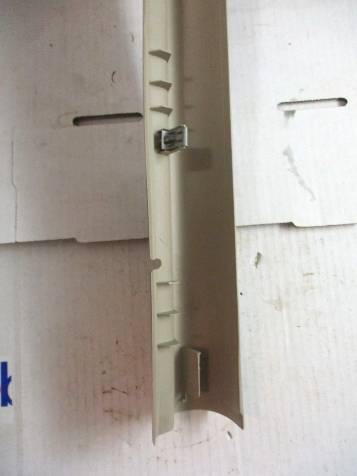 Malibu Maxx LT 2005 luz neutra moldura lateral pasajero maletero trasero quinta puerta Foto 4 de 4