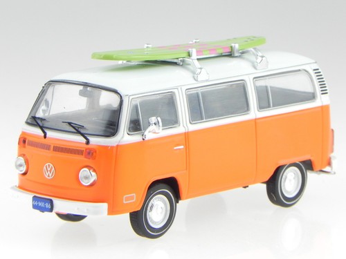 VW T2b Bus 1975 orange-white mit Surfboard diecast modelcar CLC302 IXO 1:43
