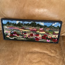 Tapis primitif floral crochet main laine art populaire 16 x 7 à suspendre murale encadré signé