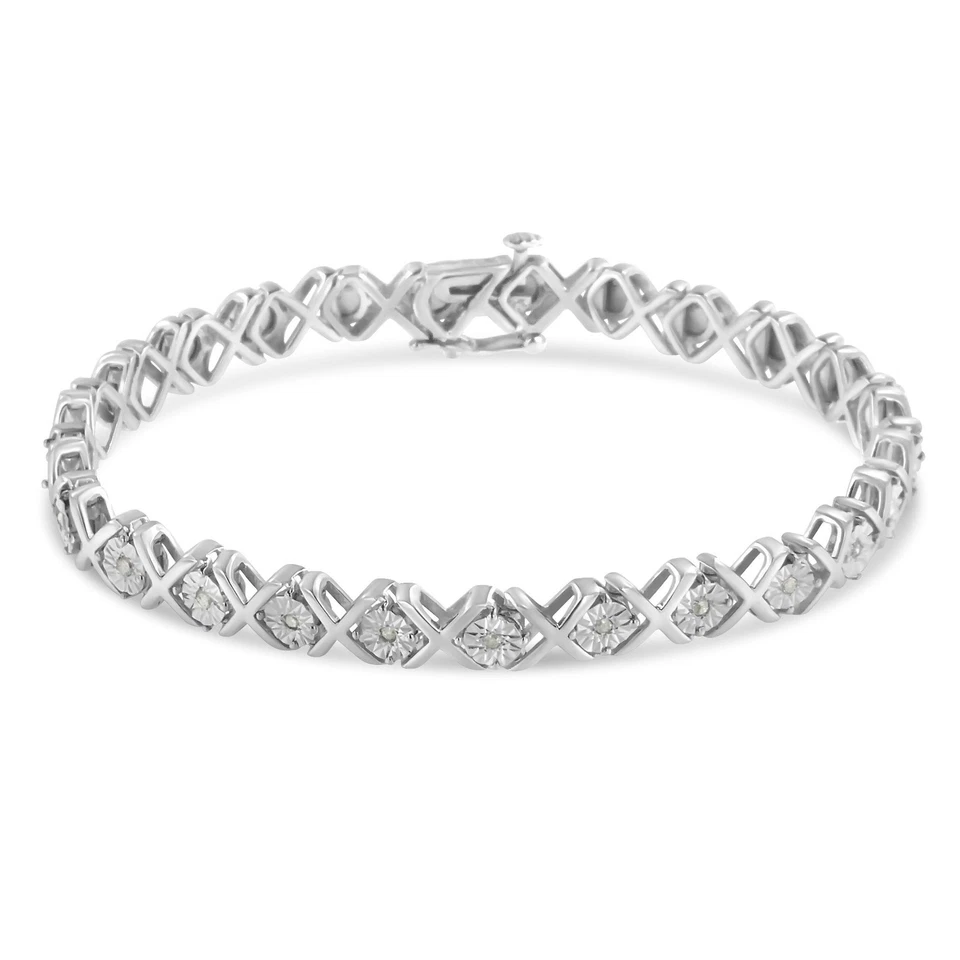 Brazalete de tenis de eslabones milagrosos "X" de diamantes de corte redondo de 1/10 quilates en plata de ley Foto 2 de 4