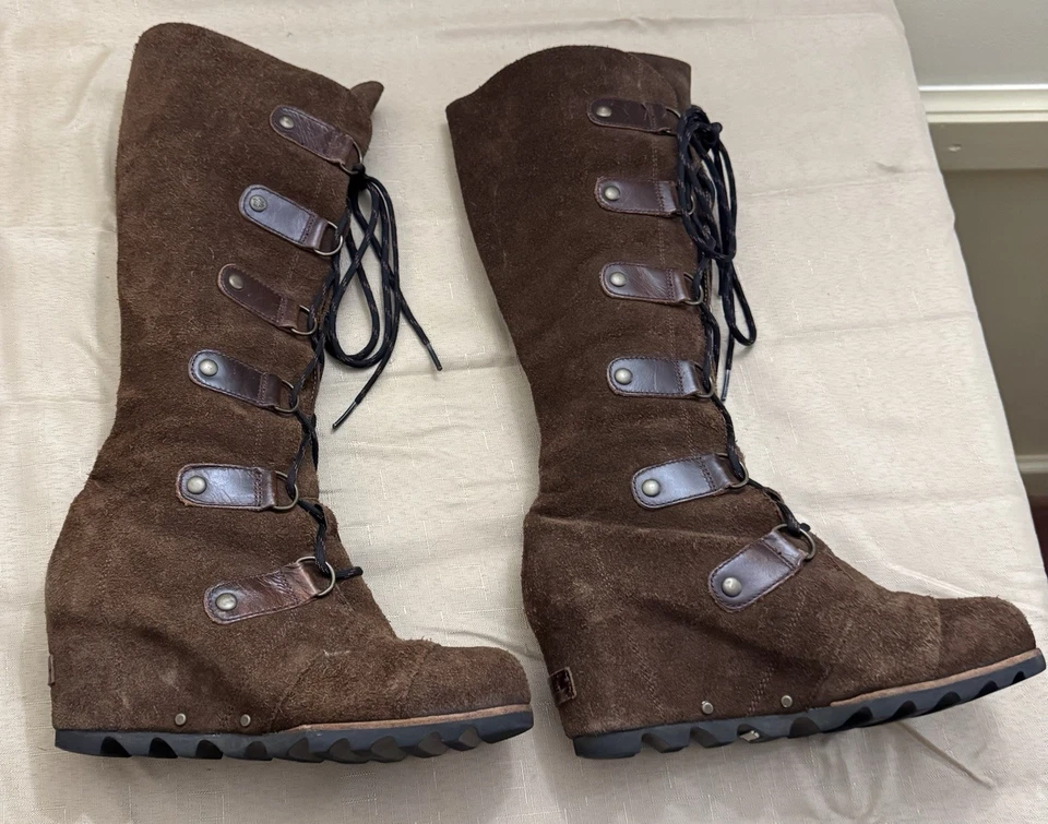 Botas anabela alta com cadarço SOREL Joan Of Artic cravejada couro marrom camurça EUA 8 UE 39 - Imagem 2 de 4