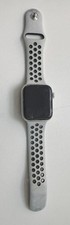 Apple Watch SE Nike 44mm Aluminiumgehäuse mit Pure Sportarmband Displayschaden