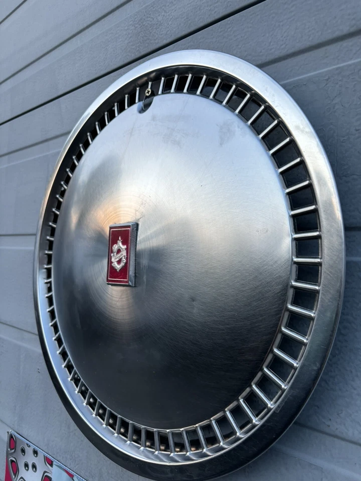 Oldsmobile 88 98 Custom Cruiser 1981-90 tapacubos 1 raro usado abolladuras de frotamiento en la acera Foto 3 de 4