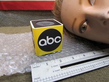 ESTATE* NOS VINTAGE ABC NEWS TV RADIO MICROFONO BANDIERA CUBO ~ GIALLO
