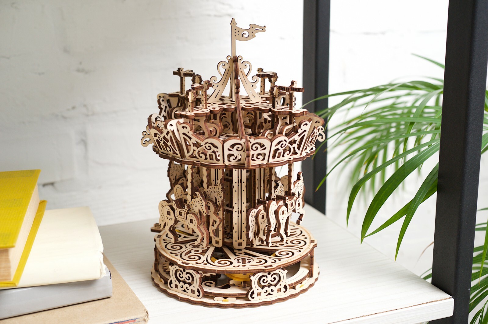 Ugears Carousel Giostra - Modello meccanico funzionante da assemblare in legno