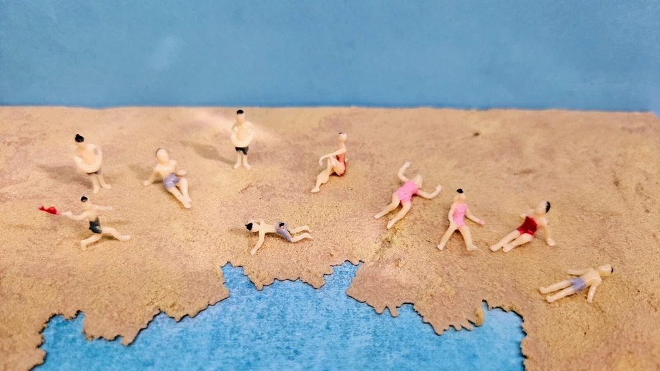 10 Stück Strand Urlaub Sommer Figuren Beach Sport Spur N 1:160 Modellbahn bemalt - Bild 4 von 4