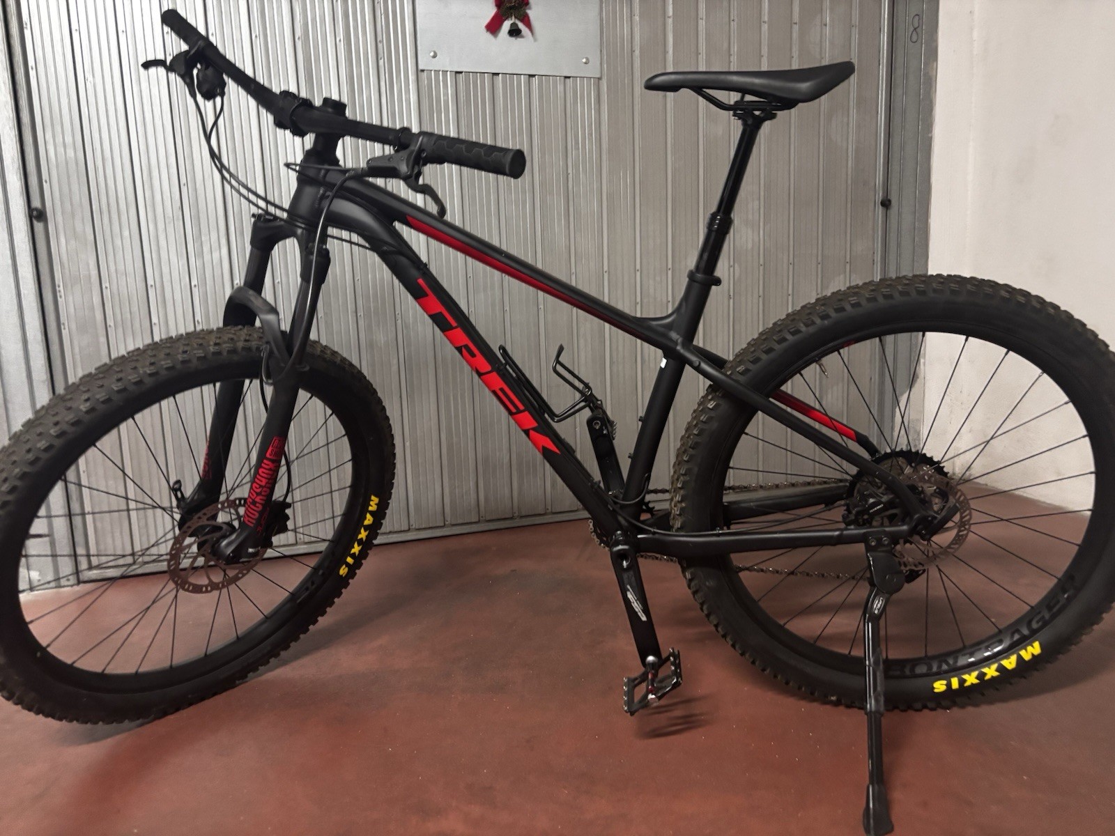 Trek Roscoe 7 Mountain Bike nera, sospensione anteriore, freni a disco