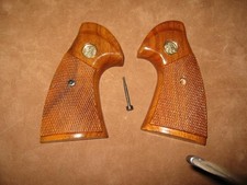 Vintage Colt Python Factory Grips Gold Medallion Oem Wood Original Checkered Vintage Colt Python Factory Grips Gold Medallion Oem Wood Original Checkered