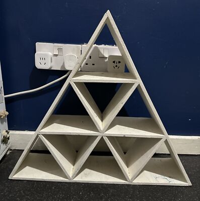 Vintage Pyramidenregal aus Massivholz dreieckig 9 Fächer ca. 47 cm x 53 cm