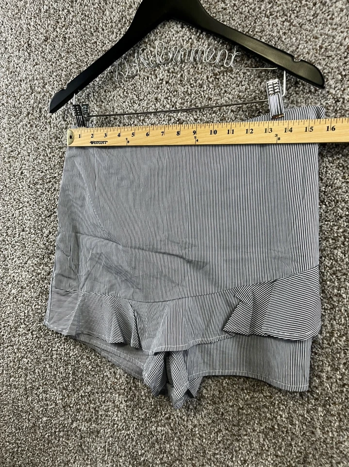 Pantalones Cortos Elegantes Charlotte Russe Skort Juniors Talla Grande Azul|Blanco Rayas Volantes Foto 4 de 4