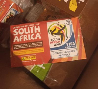 Panini WM 2010 1 Box = 100 Tüten = 500 Sticker WC 10 South Africa Display