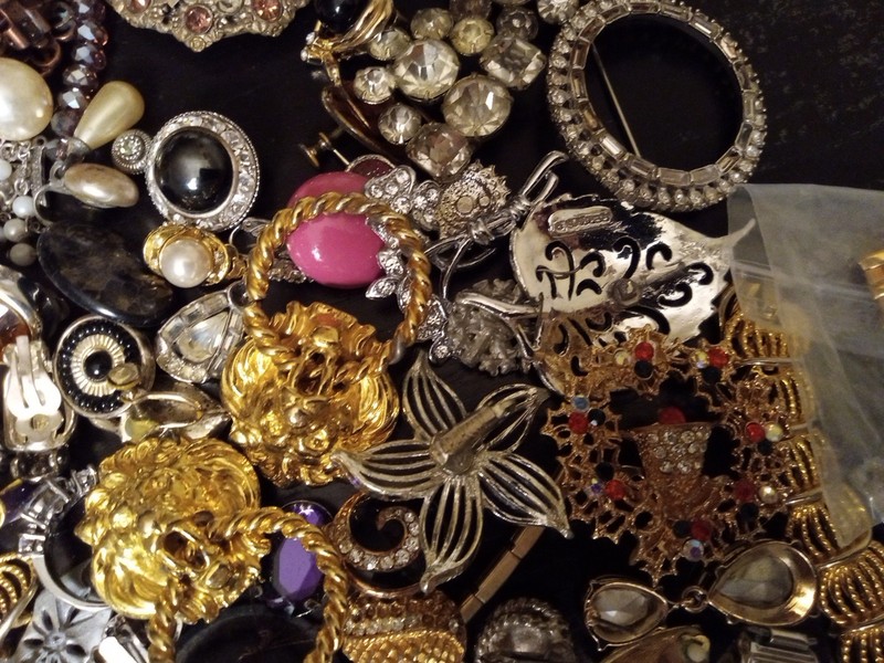 VINTAGE ARTS AND CRAFTS BROKEN JEWELRY PIECES AND PARTS FOR CRAFTS ONLY