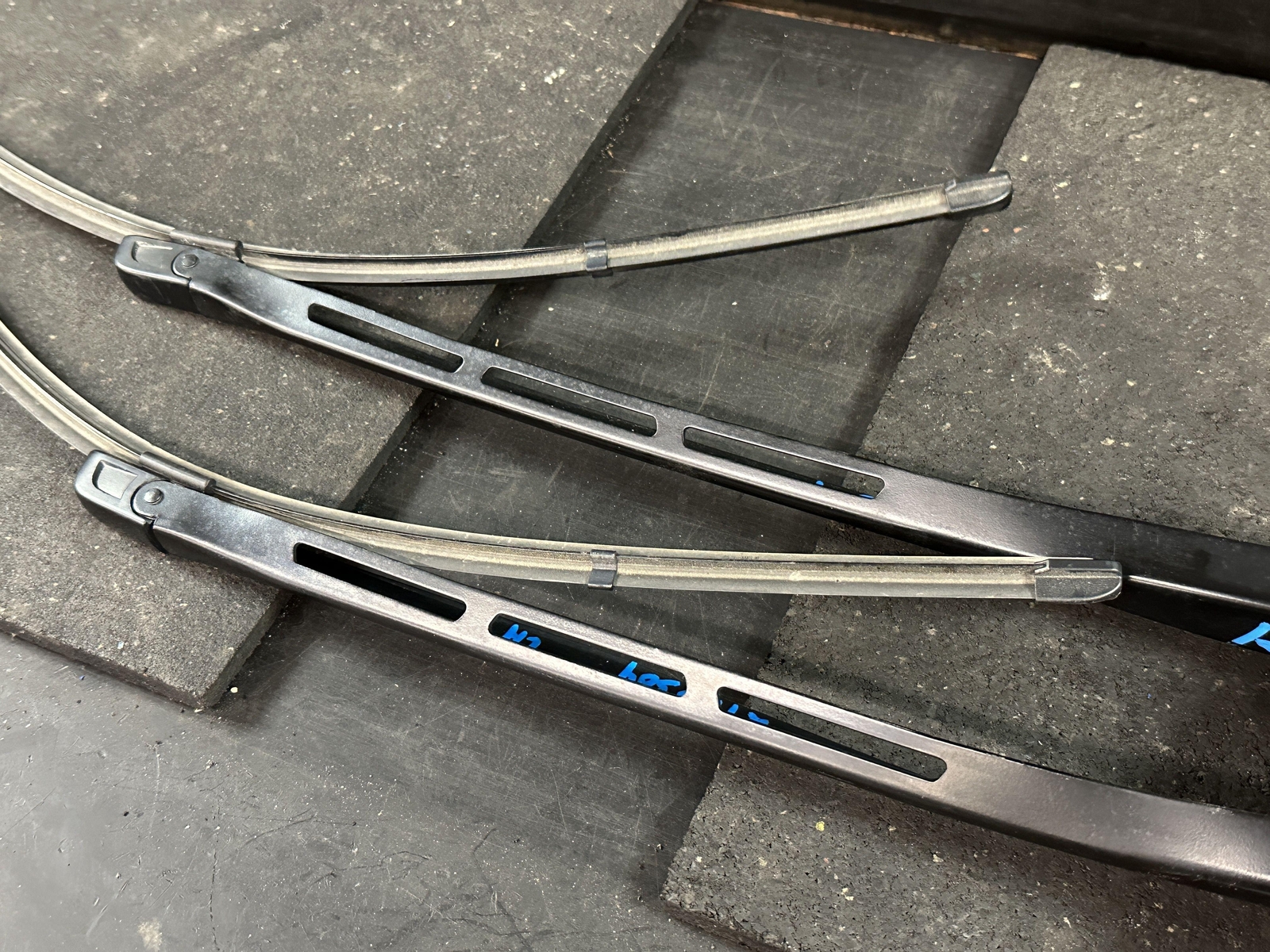13-18 BENTLEY CONTINENTAL GT FRONT LEFT & RIGHT WIPER ARMS