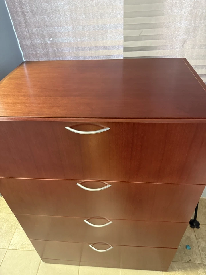 Archivador Steelcase Mohoga 4 cajones madera con cerradura y llave característica Foto 4 de 4