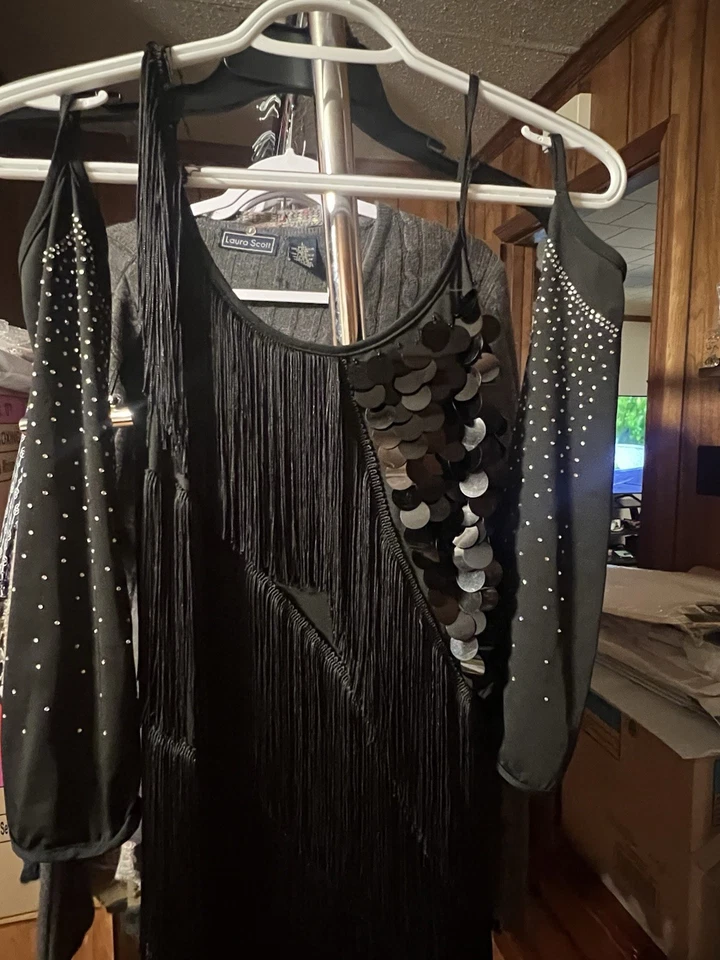 Mini vestido feminino borla sem mangas com lantejoulas pretas tamanho pequeno - Imagem 3 de 4