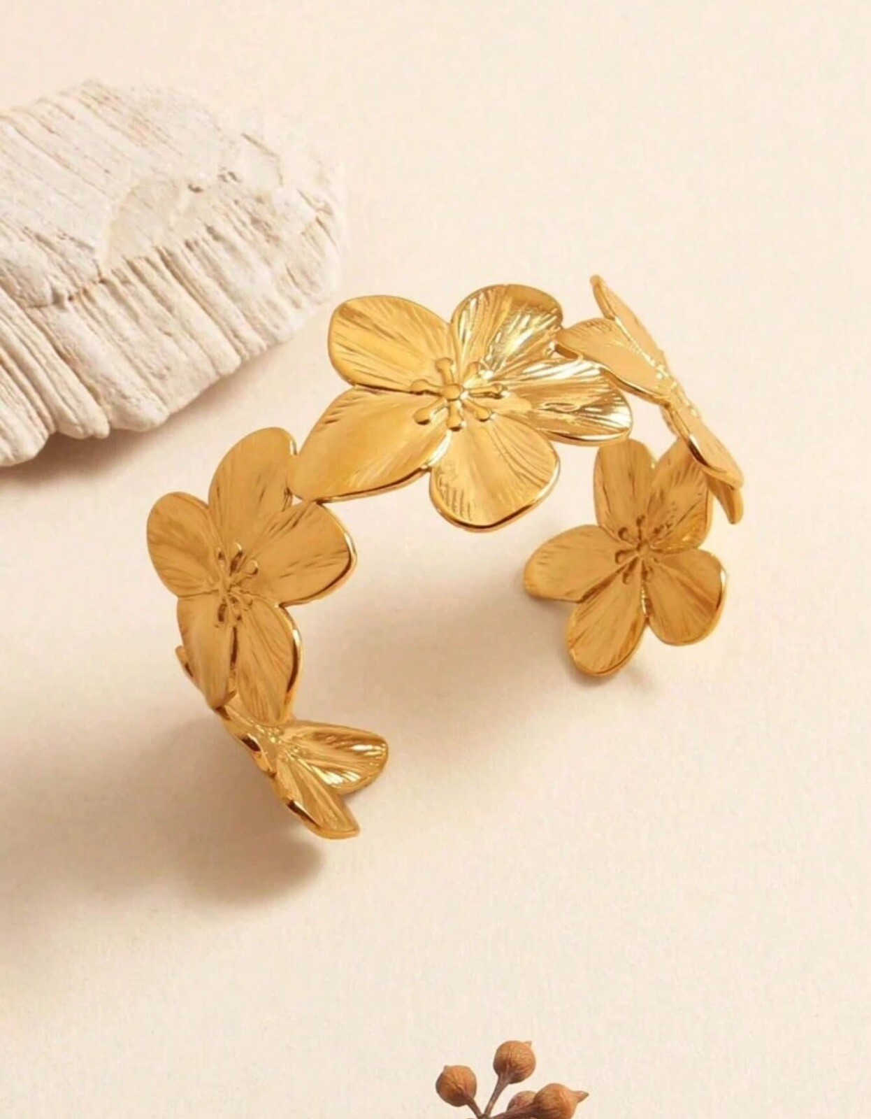 Bracelet à fleurs bohème chic, jonc doré en acier pour soirées et tenues d'été
