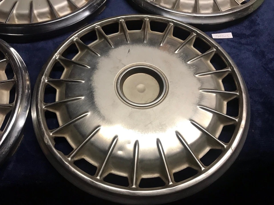 Set of four Chevrolet Camaro base model hubcaps 14” Berlinetta 1983 1984 1985 Foto 4 de 4