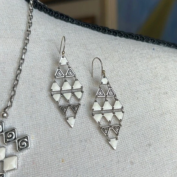 Juego de collar y pendientes Brighton Lanakai enchapados en plata esmalte blanco declaración Foto 4 de 4