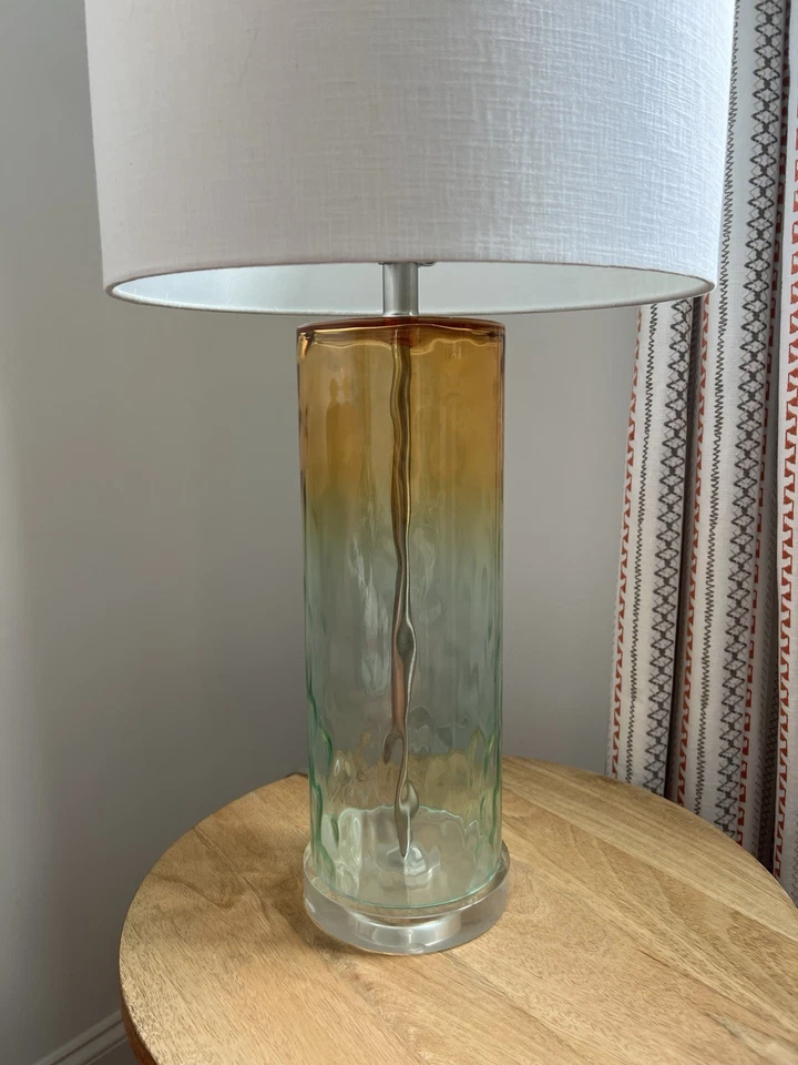 Lámpara de mesa de cristal con base texturizada y pantalla de tela Foto 2 de 4