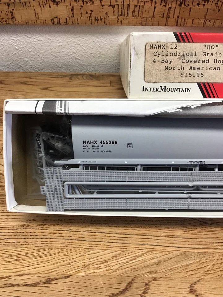 InterMountain HO Scale North American NAHX 4 Bay Cylindrical Grain Car Hopper - Image 3 of 4