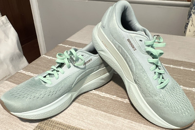 Brooks Adrenaline GTS 22 Unisex Green Lace-Up Low Top Nylon Sneakers