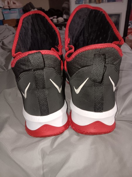 Talla 11.5 - Nike LeBron Soldier 13 Bred 5