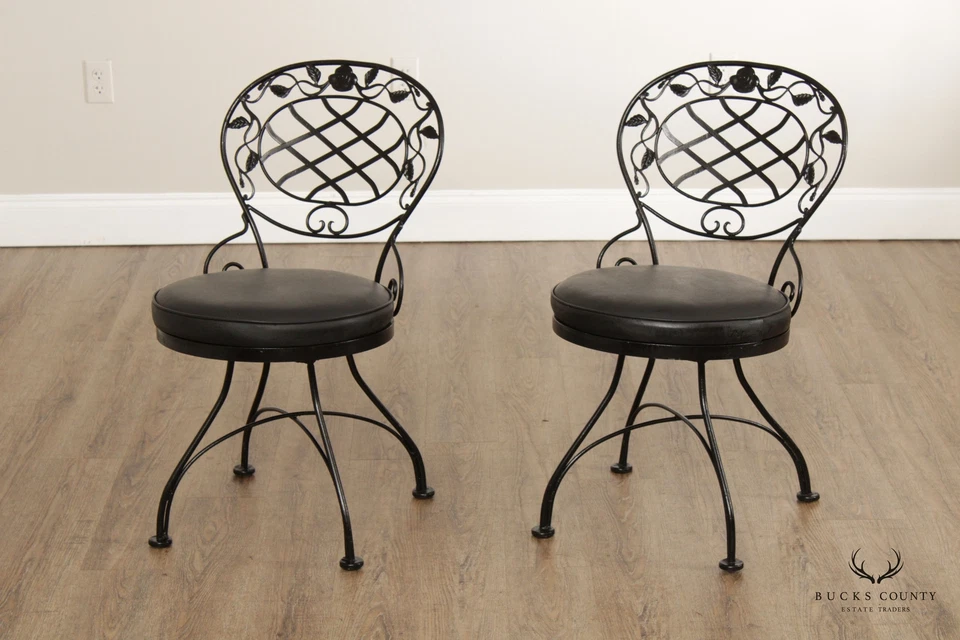 Par de sillas laterales vintage de hierro forjado con patrón de rosa Foto 2 de 4