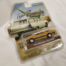 GreenLight 1/64 1970 Oldsmobile Vista Cruiser Estate Wagon Gold NIP