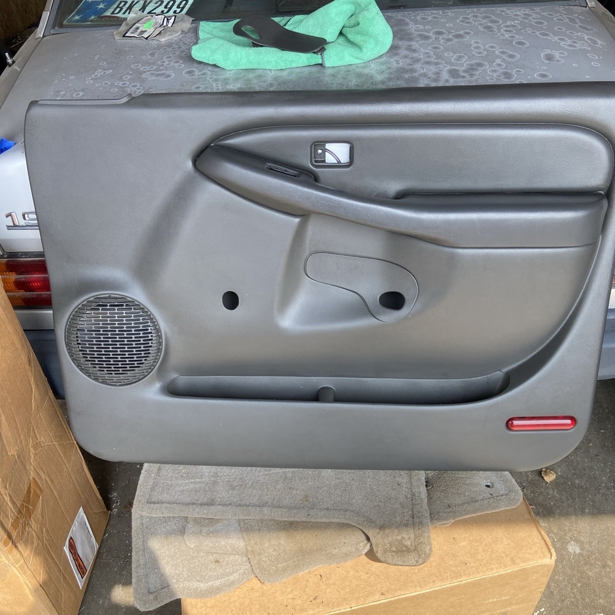 99-06 Chevrolet Silverado GMC Sierra Pair Of Door Panels OEM