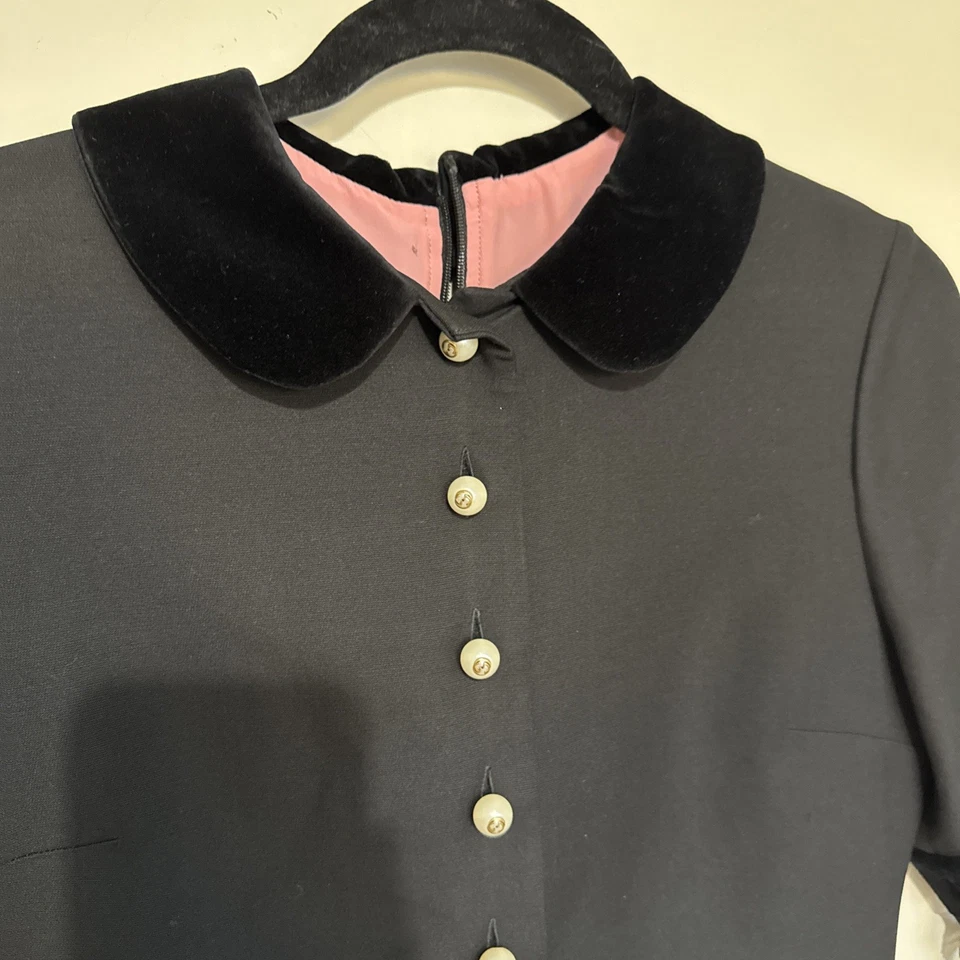 Vestido Gucci preto de seda renda pérola botão - Imagem 4 de 4