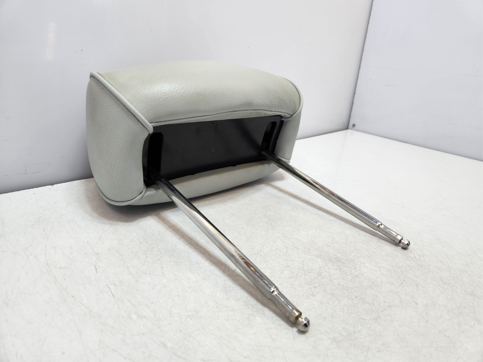 ✅03-08 OEM Maserati Quattroporte Front Right Passenger Side Headrest Leather