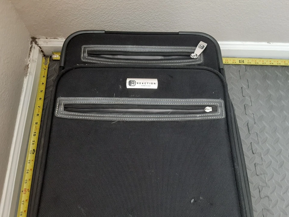 Maleta de equipaje Kenneth Cole Reaction Softside negra 20 pulgadas #S199 Foto 2 de 4