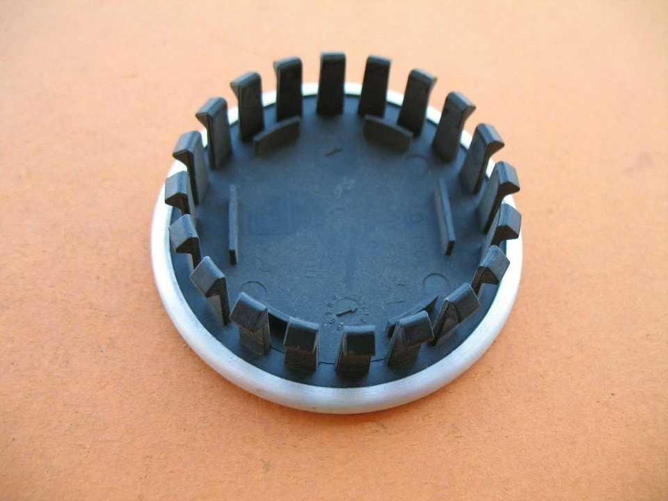 BUICK LACROSSE LUCERNA (1) TAPACUBOS TAPACUBOS TAPACUBOS TAPA CENTRAL ENCHUFE USADO #2285 Foto 2 de 2