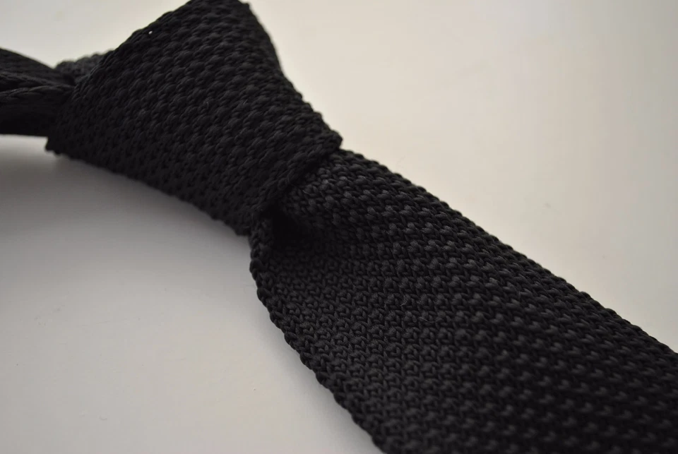 Corbata Frederick Thomas tejida de seda para hombre - negra - corbata lisa ajustada hecha a mano Foto 4 de 4