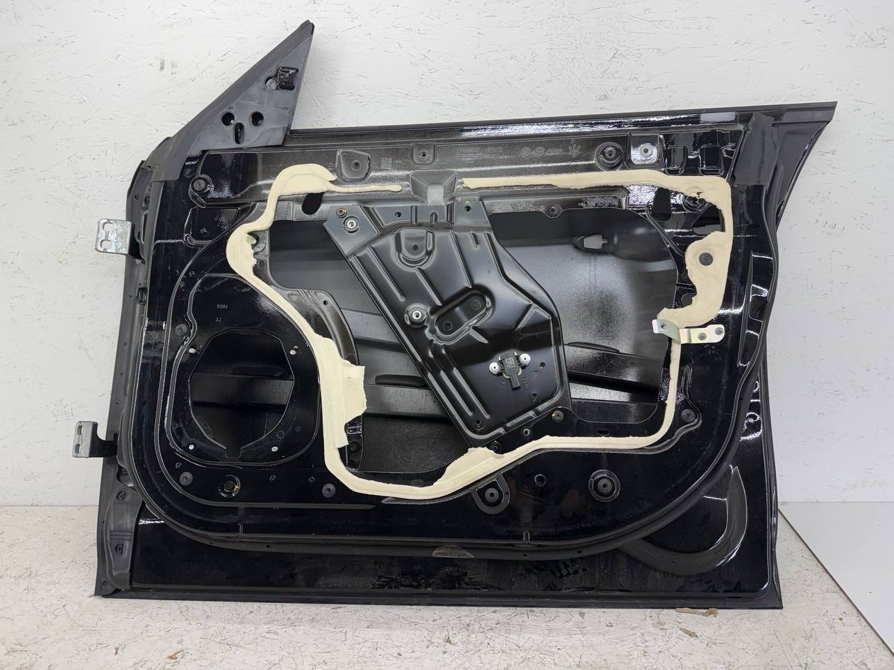 14-20 Maserati Ghibli Front Right Door Shell Black