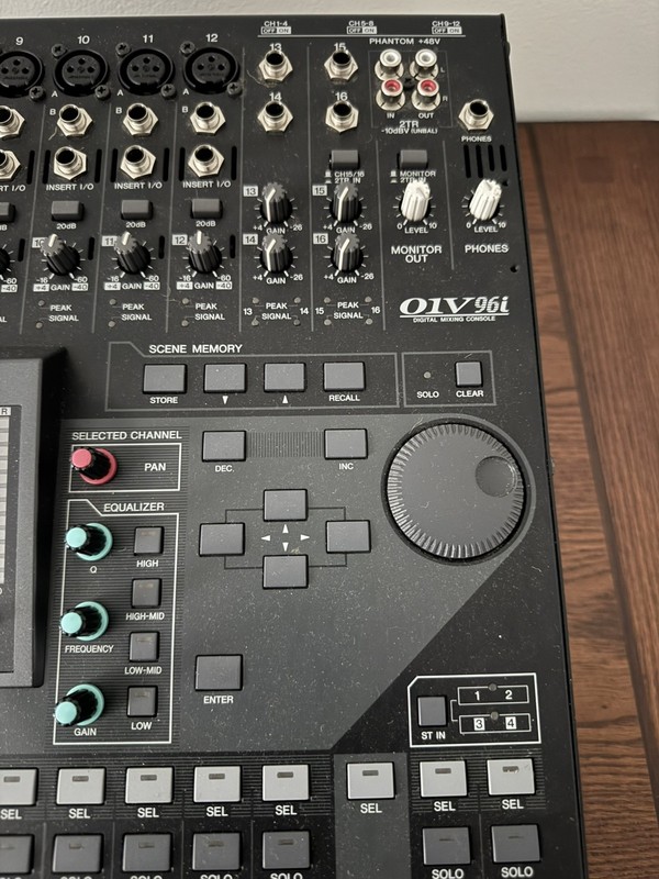 YAMAHA 01V96i 32x8 Digital Mixer
