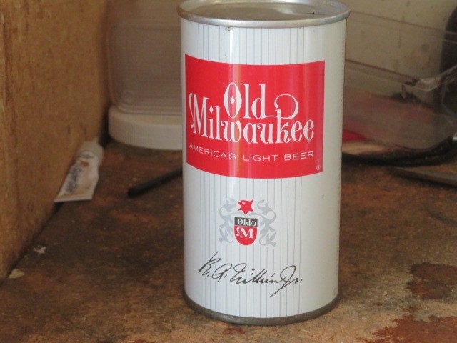 OLD MILWAUKEE.  BEER. SOLID. COLORFUL.  FLAT. TOP