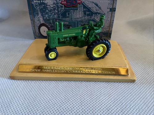 Ertl John Deere Model A Traktor mit Bauer ~ 50th Anniversary ~ Holzkiste ~ 1:64 - Bild 2 von 15
