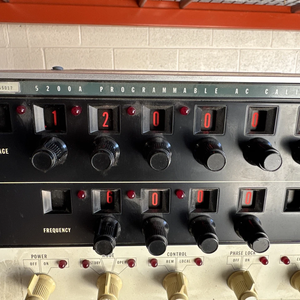 Fluke 5200A Programmable AC Calibrator - Image 3 of 3