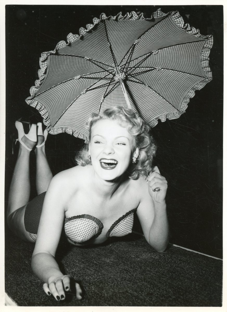 Actrice Nathalie Nattier en soutien-gorge soucoupe-volante, 1950, vintage silver | eBay