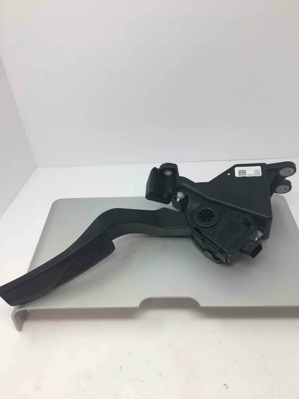 2018 Maserati Ghibli SQ4 Gas Pedal Assembly OEM 6700372500 04861714AF 6Pv933