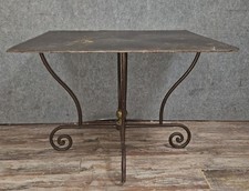 Table en fer forgé à piétement sculptural, ornée de volutes