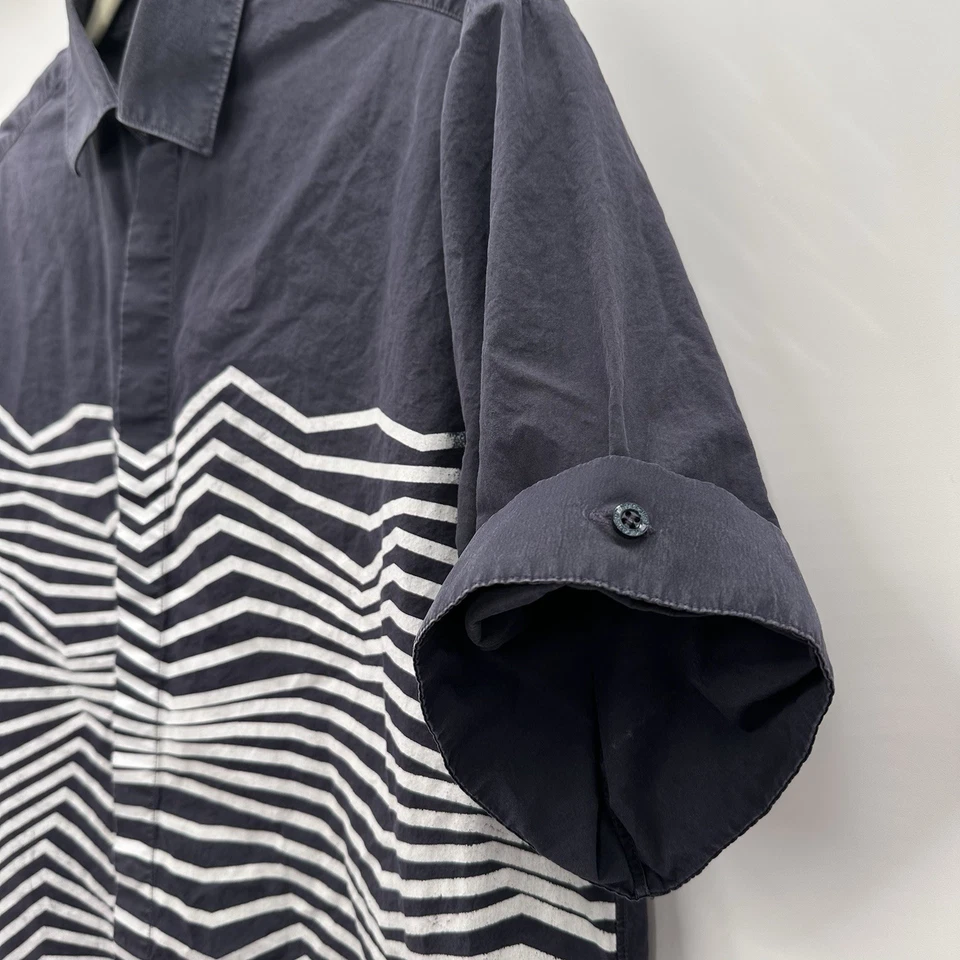 Camisa con botones Neil Barrett para hombre 39 pequeña con estampado en zigzag Italia diseñador de arte de lujo Foto 3 de 4