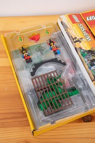 LEGO Castle 6076 Dragon Knights Dark Dragon's Den Great + Box and plastic Tray