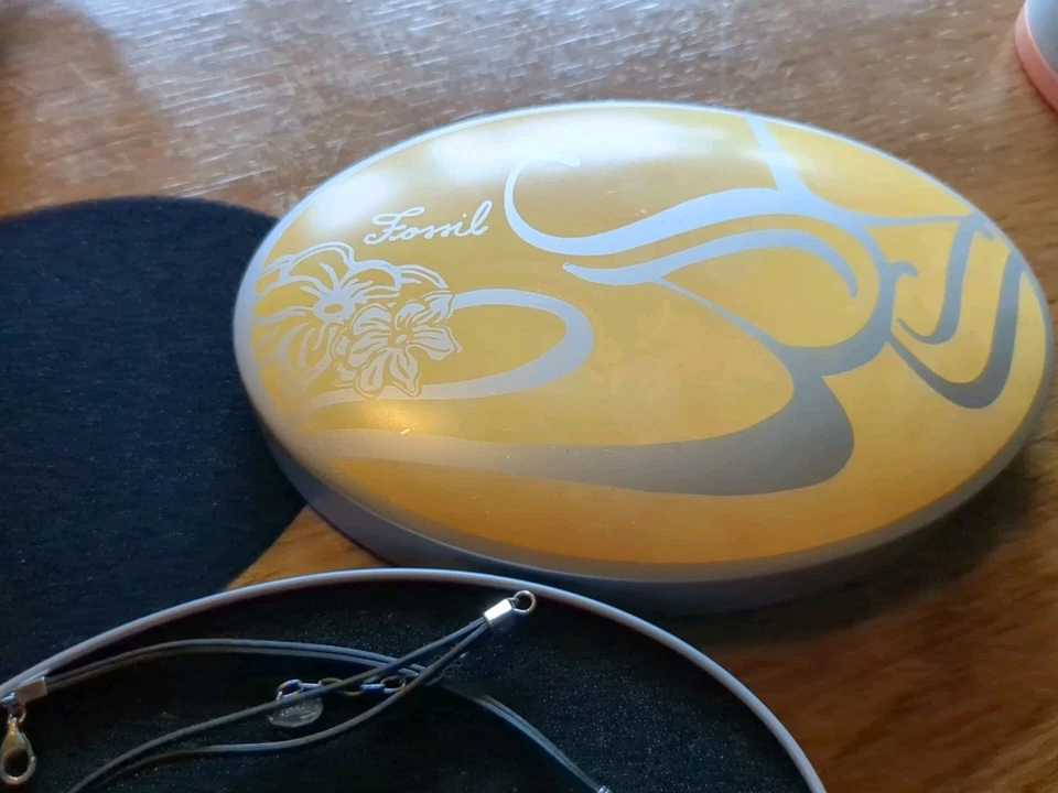 WIE NEU Fossil Frauen Halskette mit Charms, Metallkette mit Lederband - Bild 4 von 4