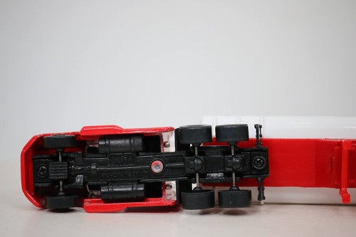 Maisto Highway Hauler Dino Petroleum Tanker Ford Aeromax Semi-Truck 1:64 Scale - Picture 5 of 12