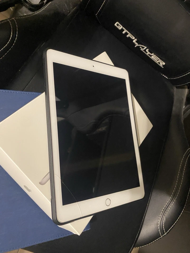 Apple iPad (6th generation) · 128GB · Cellular, foto 2 di 5