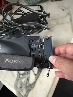 Sony Digital Handycam Mega Pixel DCR-TRV25 NTSC 120x Digital Zoom1