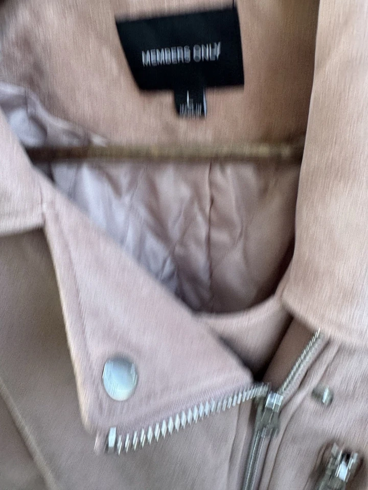 Chaqueta Moto Members Only Mujer Gamuza Rosa Claro con Forro Acolchado Grande Foto 3 de 4